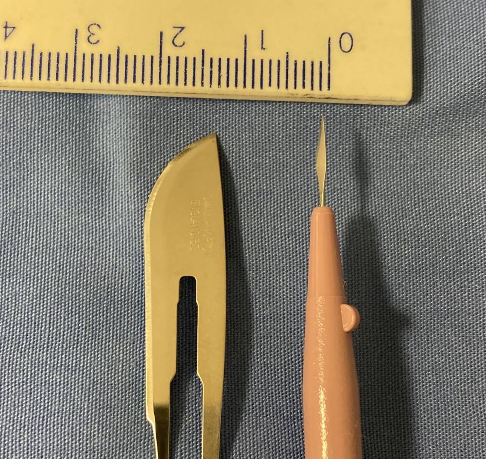 Confronto tra un comune bisturi (a sinistra) e un microbisturi (a destra)